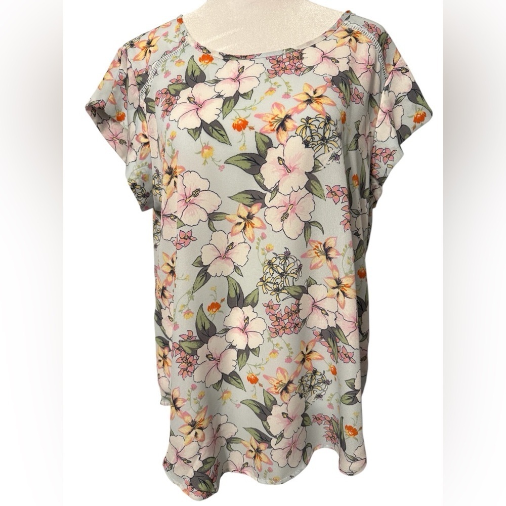 Lily White floral top on light blue background cap sleeves NWOT Women's Large